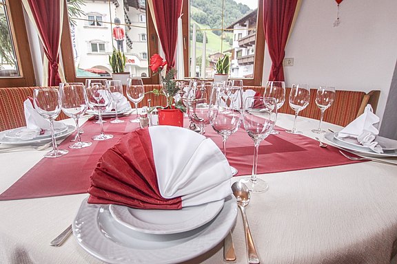 Ambiente - Gedeckter Tisch im Hotel Waldhof im Zillertal